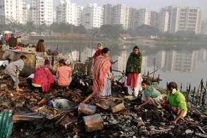 Ну так одно НЕ исключает другого..)))
Кастовость и гипер-религиозность дает о себе знать...
   Власти Индии уверяют , что обряд сати или обряд самосожжения вдов, на данный момент не проводится в государстве. Да, не проводится, но именно в крупных городах, где силён контроль правоохранительных органов. А вот на «этнически-правильных» окраинах, в отдельных штатах, такие случаи происходят до сих пор, но, чаще всего, вдали от глаз впечатлительных туристов.
  Думаю знаете-же что  Ганг считается священной рекой, над которой должен быть развеян прах почившего. Вот только дрова в Индии – очень дорогое удовольствие. Скажем прямо – покойники обгорают далеко не полностью, что совершенно не мешает вывалить останки в реку, которая и без того имеет статус одной из самых грязных рек в мире.А рядом люди и моются да и пьют ее в виду отсутствия во многих местах водопровода..!!!!
 Про кастовое общество вообще отдельная песня..!!!
Одни поколениями в кино снимаются как Капуры, другие ,как Ганди, в политике ,  ну а кто-то в массачусетском технологическом  изучает ракетостроение...!!!! А есть  касты бханги, чухра  и др. которые веками сортиры чистят и мусор перебирают и ни шагу куда-нить в другое место!!!Консерватизм!!))))
В Китае , в принципе так-же...Кому Пекин, Шанхай и Гуанчжоу   а кому и Умчи с Синчаном..!!!
Как-то-так!