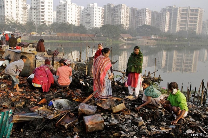 Ну так одно НЕ исключает другого..)))
Кастовость и гипер-религиозность дает о себе знать...
   Власти Индии уверяют , что обряд сати или обряд самосожжения вдов, на данный момент не проводится в государстве. Да, не проводится, но именно в крупных городах, где силён контроль правоохранительных органов. А вот на «этнически-правильных» окраинах, в отдельных штатах, такие случаи происходят до сих пор, но, чаще всего, вдали от глаз впечатлительных туристов.
  Думаю знаете-же что  Ганг считается священной рекой, над которой должен быть развеян прах почившего. Вот только дрова в Индии – очень дорогое удовольствие. Скажем прямо – покойники обгорают далеко не полностью, что совершенно не мешает вывалить останки в реку, которая и без того имеет статус одной из самых грязных рек в мире.А рядом люди и моются да и пьют ее в виду отсутствия во многих местах водопровода..!!!!
 Про кастовое общество вообще отдельная песня..!!!
Одни поколениями в кино снимаются как Капуры, другие ,как Ганди, в политике ,  ну а кто-то в массачусетском технологическом  изучает ракетостроение...!!!! А есть  касты бханги, чухра  и др. которые веками сортиры чистят и мусор перебирают и ни шагу куда-нить в другое место!!!Консерватизм!!))))
В Китае , в принципе так-же...Кому Пекин, Шанхай и Гуанчжоу   а кому и Умчи с Синчаном..!!!
Как-то-так!
