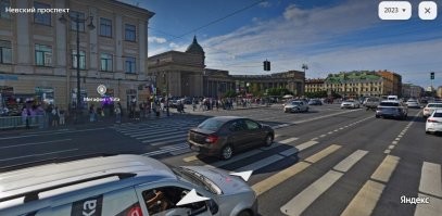 Автор идиот? ГДЕ там красивый выход из метро?? Да, собор великолепен, но где связь между тремя им заявленными точками? Выход из метро более чем обычен. Никакой красоты и тем более "атмосферности" там нет в принципе!  Просто поднимаешься по лестнице на улицу. Потом идёшь, поворачиваешься и смотришь на достопримечательность.  
 
На мой взгляд вот эти именно выходы из метро в Питере гораздо красивее и уж точно атмосфернее. Особенно на Сенной. Там просто огромный простор взгляду. И тут во всех трёх вариантах никуда выходить и поворачиваться не нужно-просто стоишь в дверях и смотришь на красоту. И соборов в Питере немало.