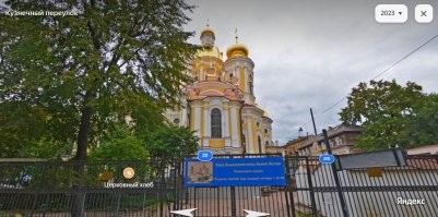 Автор идиот? ГДЕ там красивый выход из метро?? Да, собор великолепен, но где связь между тремя им заявленными точками? Выход из метро более чем обычен. Никакой красоты и тем более "атмосферности" там нет в принципе!  Просто поднимаешься по лестнице на улицу. Потом идёшь, поворачиваешься и смотришь на достопримечательность.  
 
На мой взгляд вот эти именно выходы из метро в Питере гораздо красивее и уж точно атмосфернее. Особенно на Сенной. Там просто огромный простор взгляду. И тут во всех трёх вариантах никуда выходить и поворачиваться не нужно-просто стоишь в дверях и смотришь на красоту. И соборов в Питере немало.