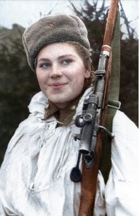 Есть снимок из этой же фотосессии, но чуть другой ракурс, тоже "цветно", что скажете?
