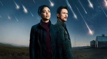 Мне сериал Обломки понравился, его после первого сезона закрыли, хотя идею можно было развивать долго. 
Ну и добавлю, приятный сериал Хранилище номер 13.