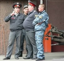 Не удивлюсь если показуха и спектакль.
Российские спец службы знатно обгадились с терактом в Крокусе, и теперь надо экстренно в СМИ толкать нарратив - Мол мы тут работаем, смотрите как эффективно.

По факту - стране идёт война.  С одной стороны - какие массовые гуляния, концерты, дискотеки и прочие движухи. Это очень деморализующий фактор для парней на фронте. Они там в реальности погибают, а у нас тут как будто всё  хорошо и населению плевать на них.. они веселятся, танцуют, ведут хорошую жизнь.  Рано или поздно у людей в окопах возникнет мысль - с какого чёрта я тут погибаю, а они там на расслабоне?  Это идеологический провал, делать такой контраст, в такое время.

С другой стороны, если вы всё же допускаете массовые гуляния, ну так обеспечьте  хоть минимальную безопасность.. Кроме рамок металлодетекторов, досмотра рюкзаков, проверки документов и кинологов с собачками, пускай рядом дежурит отделение россгвардейцев с оружием. Или других силовиков.. их то у нас ещё до войны, в пересчёте на душу населения - куда больше, чем у остальных стран. Неужели все так заняты, что к массовому скоплению людей невозможно приставить охрану на всякий случай?

А если трезво подумать - теракт остановить крайне сложно. Ну вот не пойдёт террорист на концерт или не будет спускаться в метро, а оставит рюкзак со взрывчаткой и болтами под сидением в автобусе, в час пик. И подорвёт его.  Или в МакДональдс зайдёт когда туда после экскурсии автобус придет с кучей детишек и прям сквозь обшивку автобуса  перебьёт там малышни с пару десятков фрагов.  

С террористами борются не так,  там работает только внедрение и ликвидация главарей организации.. это яд,  это мина,  это один выстрел, и чаще всего  это тихо и незаметно.  А долбанутых, готовых ради веры\денег\идеи  - пойти и  убить кучу гражданских, вы всегда найдёте при правильном вербовочном подходе. И вылавливать их на финальной стадии - всё равно лечить симптомы, а не заболевание. И повторюсь, это крайне сложно. 

А тут такой провал работы силовиков, и сразу после него они начинают суетится и показывать какие они на самом деле молодцы. Нет, не молодцы. Меры по обеспечению безопасности надо было с началом СВО вводить лютые. Вплоть до комендантского часа и введения пропускной системы в городах, с отменой дискотек и прочих кинотеатров с концертами и ресторанов.  Не факт что обошлось бы без терактов,  но было бы крайне сложно уже, куда-то ввалиться в полной амуниции, перестрелять полторы сотни людей и спокойно уехать, пока все окружающие полицейские ковыряются в носу.

Лично я вижу - недальновидность и провал оперативной работы силовых структур, раз такое допущено. А то что сейчас пытаются демонстрировать - я склонен считать просто дешёвой клоунадой. Потому что после такого резонансного теракта, другие террористы в любом случае залягут на дно и перенесут свои планы, ибо на ближайшие пару недель - везде и всюду будут взвинчены меры безопасности. и это крайне усложнит  проведение теракта. Надо выждать время, бдительность ослабнет и тогда возвращаться к своим гнусным планам.
А вот спецслужбам, которые допустили казнь стольких гражданских - очень не хочется терять тёплые места, привилегии, финансирование и упаси Бог, отвечать за свою халатность тюремными сроками. Посему - мы будем видеть "эффективную работу" спец служб по всем каналам, ведь ради  этого сейчас они будут разыгрывать спектакли и любого узбека с петардой в кармане - показушно крутить. А потом раскладывать экспозицию из своих запасов - "посмотрите что мы нашли у него на квартире - нацистская литература, визитка Зеленского, ФАБ-5000,  2 кг наркотиков,  шеврон МИ-6, уран и детское порно"

Лично я хочу, чтоб как минимум - были приняты меры к организации массовых мероприятия, и чтоб люди которые до этого, не напряглись выделить  хотя бы охрану  - предстали перед судом наравне с самими террористами. Я налоги плачу не для того чтоб они в 45 на пенсию  уходили и в кабинетах штаны протирали. Уж для концерта, пригнать с десяток ППС-ников на охрану, догадался бы любой адекватный человек.. даже в мирное время. 
Наболело.

И да, для кремлеботов - разумеется, я предатель Родины, иногент, волонтёр из штаба Навального, работник госдепа США, украинский националист, дурак, ничего не понимаю, либераст - все  эти вот клейма, которые вы вешаете на людей, когда вам сказать в противовес нечего.   Оно и неважно, так как я в целом плевать хотел на ваше мнение, можете ставить свой минус бессильной злобы и подавиться своей слюной соловьиного помёта.