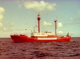 Уже затрахал этот позорный Задорновский бред, однако...
Аналогичная история переговоров действительно имела место между американским эсминцем и канадским ПЛАВУЧИМ маяком. 
Думать, что моряки нации, владеющей окенами, не могут опознать маяк на береговой черте - сорт великодержавного пышатого дебилизма. Вот так выглядит плавучий маяк, и если шкипер не следит за лоцией, и штурман ковыряет вилкой в носу или РЭБ  ковыряет в спутниковой навигации, то такое вполне реально.
