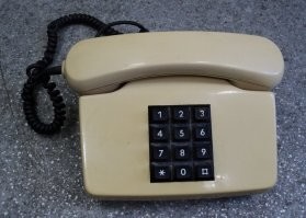 Вот как тут разделить добро и возможности, которые дают смартфоны и зло? У нас в детстве были же только проводные телефоны, и то бывало же зависали часами болтая с друзьями) Помню как с восхищением набирал кнопки на новом телефоне после диского, почти компутер! А уж про АОН говорит...