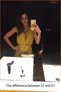 10. это сортир, и какое-то тело лежит в кабинке