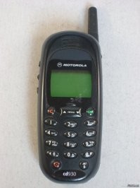 Первый аппарат был motorola cd930. Потом Motorola V66. Потом перешёл на Nokia 6131... Потом ещё какая-то Nokia, потом HTC, потом всякие разные... Но Nokia 6131 использую до сих пор для простой звонилки... Очень удобная вещь - громкий, неубиваемый... крышку закрыл - разговор окончен, в карман положил. Мне со смартфонов хотяб один приятель, да из кармана звонил, на Nokia 6131 такое невозможно в принципе. А ещё удобно одной рукой принимать звонок - на кнопочку сбоку нажал - телефон сам раскрылся - можно говорить. жаль что таких больше не делают