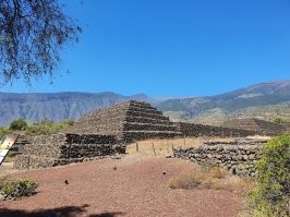 С водой на Канарах конкретные проблемы. Возят танкерами.

Но на самом большом острове Тенерифе когда-то жили автохтонное племя гуанчей. Вымершее после прихода туда испанцев.

Т.е. относительно небольшое количество народа некоторые острова водой обеспечивают.

Пирамиды от гуанчей остались каменные.