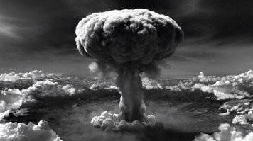 Воспламенение атмосферы от детонации атомного заряда - отлично рассчитали ещё до испытания Тринити. Фактически там очень точно (в силу тех вычислительных мощностей) прикинули на логарифмической линейке насколько  такое возможно, и да - выяснили что  это возможно, если сложатся крайне специфические условия в месте детонации.. и вероятность единовременного существования таких условий в одной точке планеты - столь принебрежительно мало, что стремиться к нулю. Поэтому смело провели испытания.
Но, информация про такие вычисления попала к журналистам и понеслось... "Учёные не могут точно сказать, не сгорит ли атмосфера после ядерного взрыва", "Шок.  Есть шанс что один взрыв убьёт всё планету", "Сенсация. Бомба сброшенная на Японию могла уничтожить  весь мир", "Учёные сами не знают что творят за наши деньги!"
Этим, разумеется, сразу воспользовались противники ядерных испытаний и начали раздувать истерию.. Да насколько.. Автор поста, перепечатывает  эту чушь.
А ведь мемуары многих работников проекта Манхэттен лежат в открытом доступе, многое рассекречено либо частично рассекречено, и нет никакой проблемы - поискать информацию что там, да как было.. но,  это ж читать надо скучные циферки и заумные формулировки.. легче как в СПИД-ИНФО  людям информацию вываливать.. похер что надо делать кучу оговорок к таким вот заявлениям и уточнений.. итак схавают и поставят плюсики :)