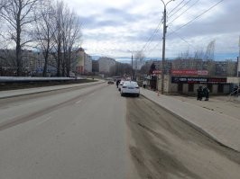 Там нормальный тротуар. Тётка на машине заскочила на тротуар.