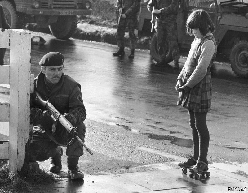 Британский солдат использует двух маленьких детей в качестве прикрытия во вре...