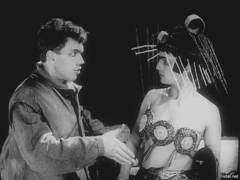 Три сиськи впервые показали в старой советской экранизации "Аэлита"  классический советский немой художественный фильм Якова Протазанова