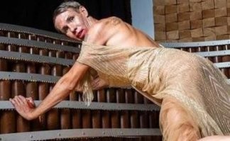 Хлопцу надо почаще фоты коллеги по цеху пересматривать....Тот тоже начинал с малого, с "бычки" в кафешках!