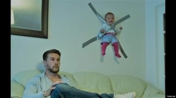 "Возвращайся быстрее домой!": женщины рассказали, как их мужья сидят с детьми