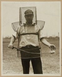17. Сборщик мячей для гольфа, 1920 год

Судя по экипировке это скорее ловец, а не сборщик)