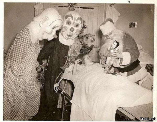 Такие клоуны – чтобы дети просрались?


"23. Санта Клаус и два клоуна навещают детей в больнице. 1950-е годы"