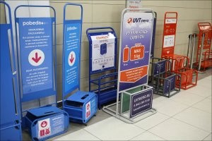 "26. В магазине чемоданов есть мини-модель самолёта, где покупатели могут проверить, вмещается ли сумка на багажную полку."
В "багажную полку" сумки и чемоданчики входят легко, а вот в "шаблоны" на регистрации нет!
