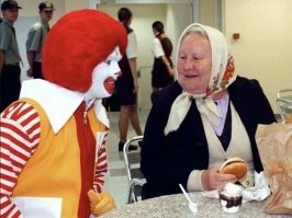 Это Ельцин в платочке ест без палева буржуйскую булку  =)))))))))