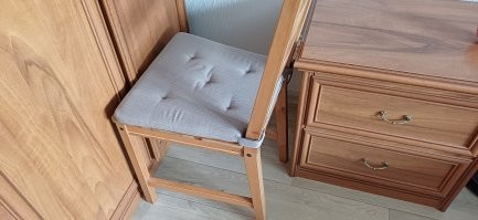 Мой антикошачий засов. Судя по щели, попытки попасть в шкаф не прекращаются))