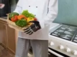 А чё у него с рукой?