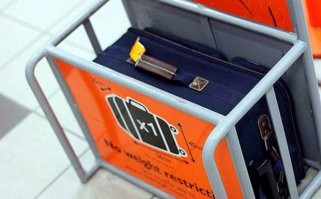Маркетинговые сволочи. То что залезет в полки самолета не факт что это залезет  сюда