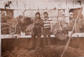 Махина. Вспомнились фотки БМРТ, которые батя в конце 80-х присылал, на котором он рыбачил. А это конечно яхта Абрамовича...
Батя слева