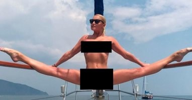 Рожу Бузовой, надо было вклячить между ног Волочковой! Там ей самое место...