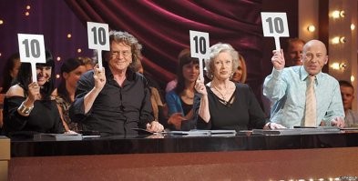 На французских соревнованиях по прыжкам в воду один из спортсменов комично упал с трамплина