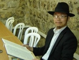 Ну это пока девушке 25-ть не стукнет. После  этого родители невесты сами бегают по семьям потенциальных женихов и договариваются..
"Мы вам 200 000 тыс юаней (цифру я взял с потолка) передаём, вы напоказ это выкуп нам обратно даёте и ваш сын сватает нашу дочурку..  И деньги  эти, мы молодожёнам отдадим на жильё"
И как бы со стороны всё красиво - за невесту дали уместный выкуп (а может и такой что можно хвастаться в местном фейсбуке о том каких космических денег тебе дали за дочь, чтоб окружающие завидовали), сыграна свадьба, дочь ещё выглядит молодой и красивой, родители жениха не в напряге, и..
Ви таки нэ поерце, но денежки остаются в семье.