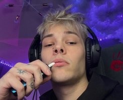 «24-летний житель Мурино учится в университете, набивает тату и стримит.»
--------------
судя по фото и по описанию выше - мальчонка какой-то придурок нестабильный.