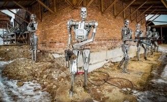 Чувак просто красава.Талантище.
А этим если глаза ночью красным подсветить ,земляне обосрутся.