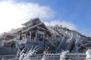 4. Страны, где никогда не шел снег - И где нет гор со снежными шапками.
Вот в Камбодже горы максимум 1500 м, а во Вьетнаме гора Фаншипан - 3143 м - высочайшая гора Индокитая.
Вьетнам зимой