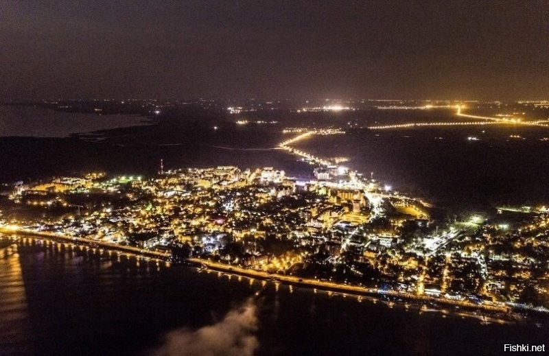 Я вот ещё понимаю с высоты мой город и окрестности... Там хоть красивое действительно, хотя на окраинах тоже растут человейники как грибы. Но вот то что в самом посте... как то красивым это назвать язык не поворачивается. Зеленоградск, Калининградская область. Второе фото- Куршская коса.