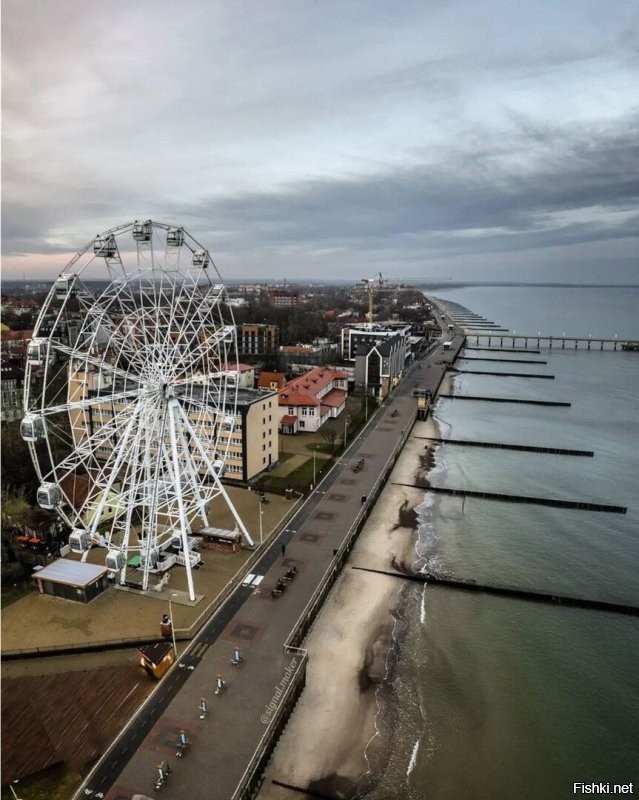 Я вот ещё понимаю с высоты мой город и окрестности... Там хоть красивое действительно, хотя на окраинах тоже растут человейники как грибы. Но вот то что в самом посте... как то красивым это назвать язык не поворачивается. Зеленоградск, Калининградская область. Второе фото- Куршская коса.