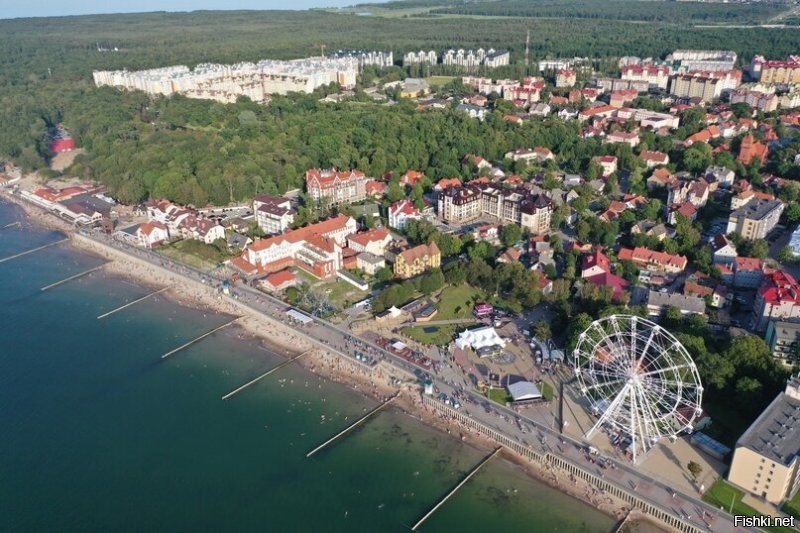 Я вот ещё понимаю с высоты мой город и окрестности... Там хоть красивое действительно, хотя на окраинах тоже растут человейники как грибы. Но вот то что в самом посте... как то красивым это назвать язык не поворачивается. Зеленоградск, Калининградская область. Второе фото- Куршская коса.