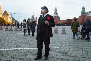 "Возможно где-то гуляет живой Ильич?" - не где то, а на Красной Площади. Бывает даже на пару с т.Сталиным.