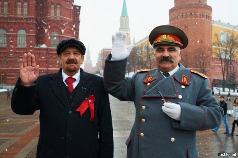 "Возможно где-то гуляет живой Ильич?" - не где то, а на Красной Площади. Бывает даже на пару с т.Сталиным.