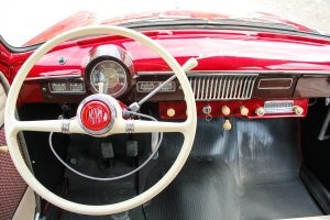 Поправлю автора: на фото не 412-й Москвич, а Москвич-408. И фото передней панели - не Москвича-402 (хотя это тоже не совсем верно, это 407-й Москвич), а именно 408-ого Москвича.
Вот, соответственно, передние панели 408 и 407 (402) Москвичей: