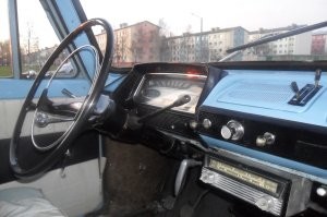 Поправлю автора: на фото не 412-й Москвич, а Москвич-408. И фото передней панели - не Москвича-402 (хотя это тоже не совсем верно, это 407-й Москвич), а именно 408-ого Москвича.
Вот, соответственно, передние панели 408 и 407 (402) Москвичей: