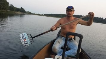 Забыл взять весло, но не забыл взять вилы?
