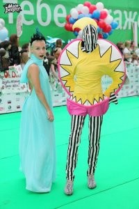 Так она ещё смотрится нормально на фоне своих работ. Даже не скажешь что психически больна.
Зато вот этот (Андрей Бартенев) свободно среди общества разгуливает и что-то никто его психом не считает, наоборот!