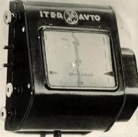 Автомобильный навигатор 60-х годов.
Карты популярных маршрутов печатались на бумажных свитках. Свиток перематывался с барабана на барабан. Барабаны были связаны со спидометром.