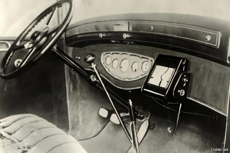 Автомобильный навигатор 60-х годов.
Карты популярных маршрутов печатались на бумажных свитках. Свиток перематывался с барабана на барабан. Барабаны были связаны со спидометром.