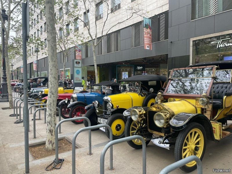 Сегодня в Барселоне наткнулся на мероприятие - 66 автопробег старинных автомобилей - авто до 1928 года выпуска и мотоциклы до 1938. Красота! Завтра утром старт из центра - жаль не смогу посмотреть(. Придется до следующего года подождать.