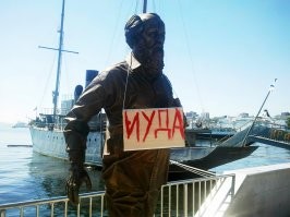Есть парочка камдонов, памятник которым надо пустить на переплавку. Вместе с теми кто их воздвигнул