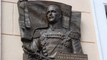 Есть парочка камдонов, памятник которым надо пустить на переплавку. Вместе с теми кто их воздвигнул