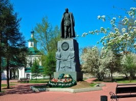 Есть парочка камдонов, памятник которым надо пустить на переплавку. Вместе с теми кто их воздвигнул