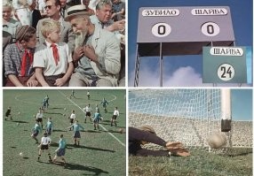 Любители мини-футбола пытаются забить мяч в ворота