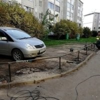 И что? Наказали его? 
Ночью перепилит или вообще срежет болгаркой, а утром придет, "удивится" сильно и уедет. 
Если круглосуточно не под камерой, то хрен чего предъявишь, у нас в стране презумпция невиновности.  И вообще прийти спилить может один чел, а владелец - вообще другой.
Самим же и переделывать.