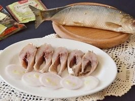 Потерявшаяся собака учуяла запах хозяйки на многолюдной площади